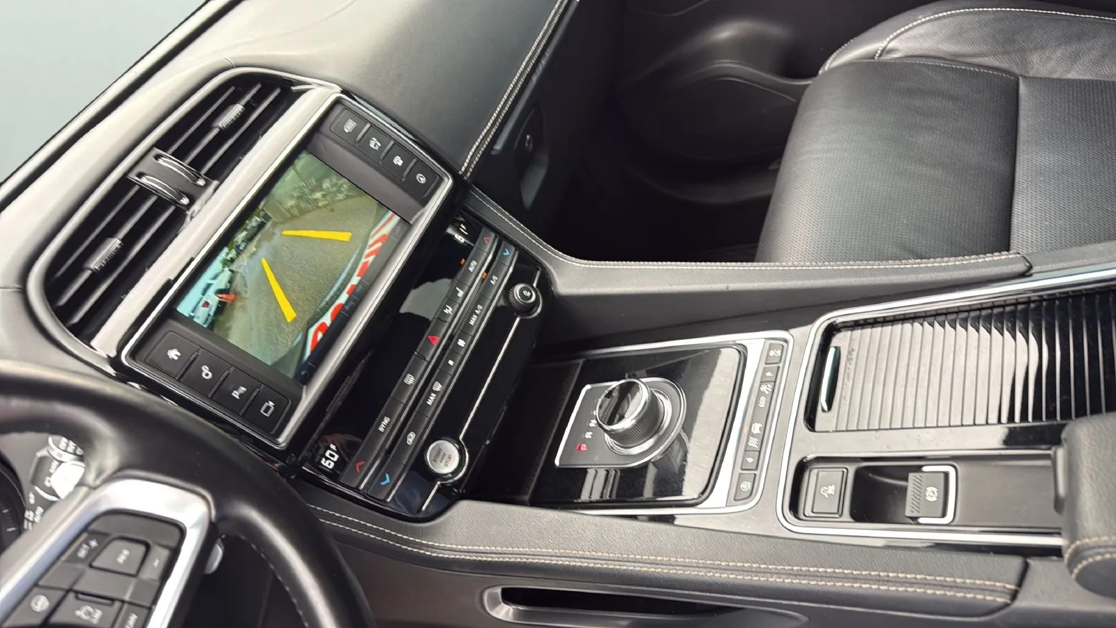 Jaguar F-PACE photo 18