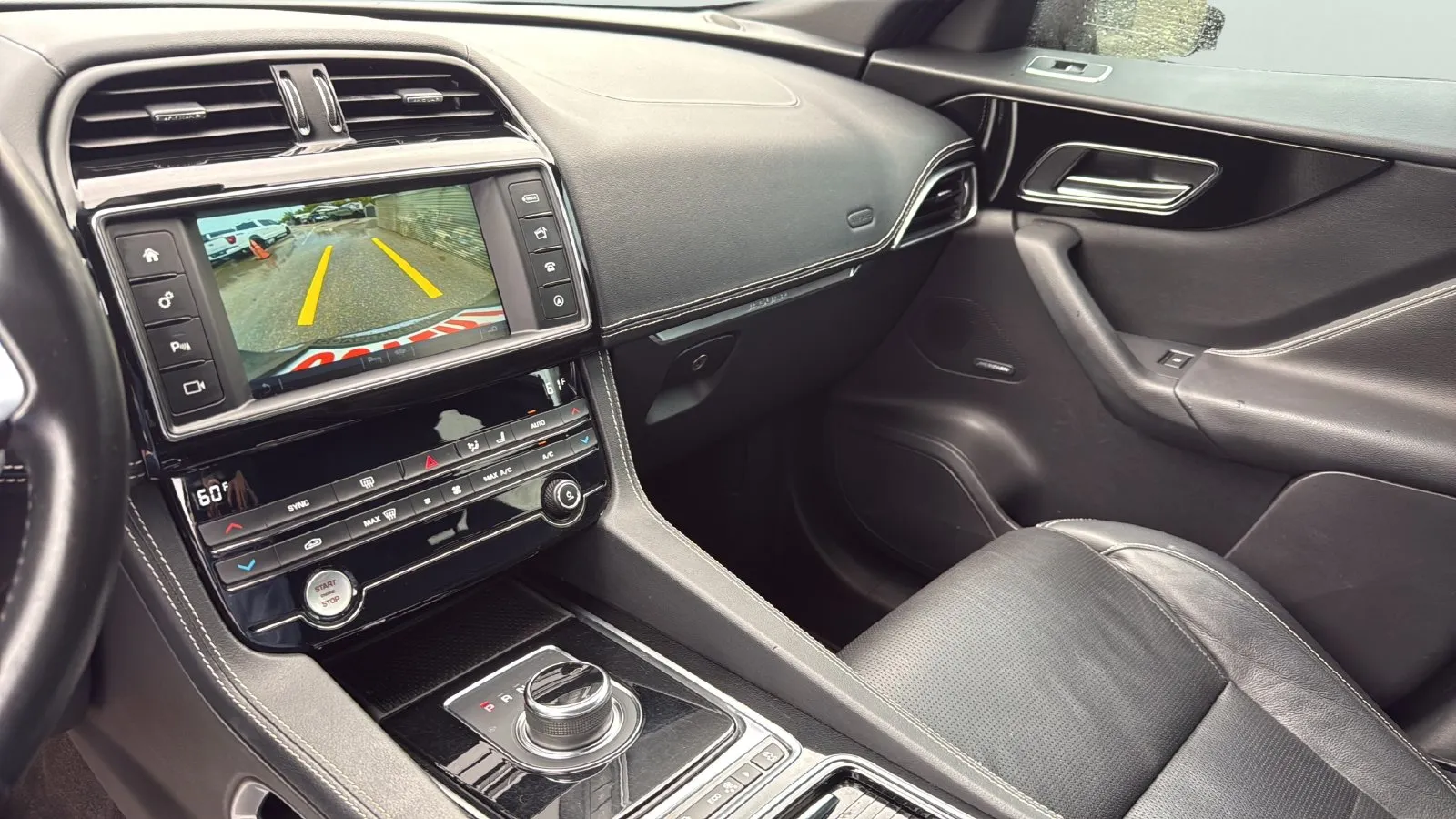 Jaguar F-PACE photo 17