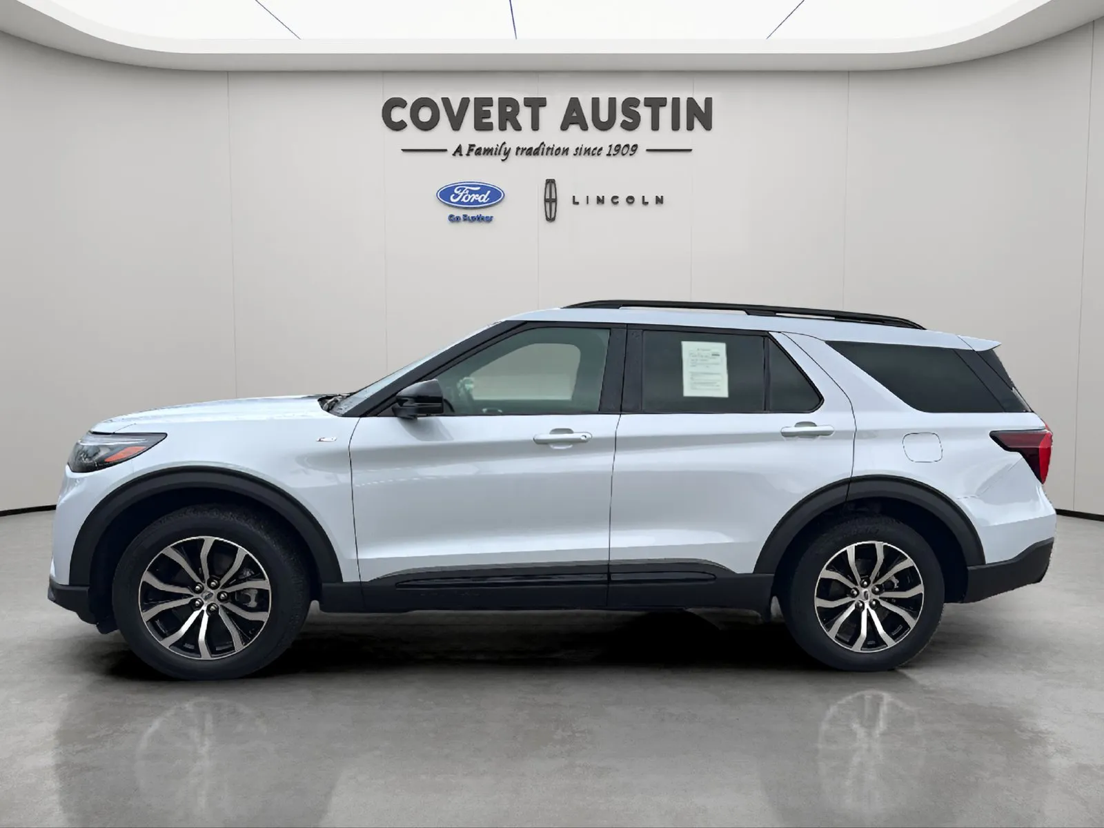 Ford Explorer photo 2