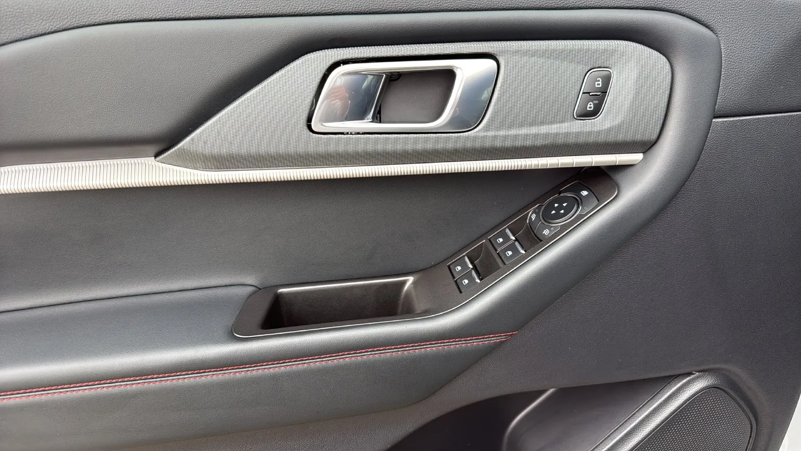 Ford Explorer photo 11