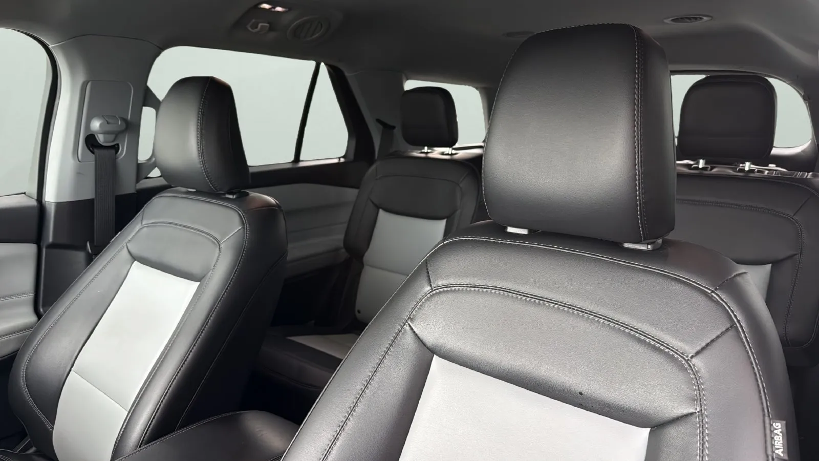 Ford Explorer photo 4