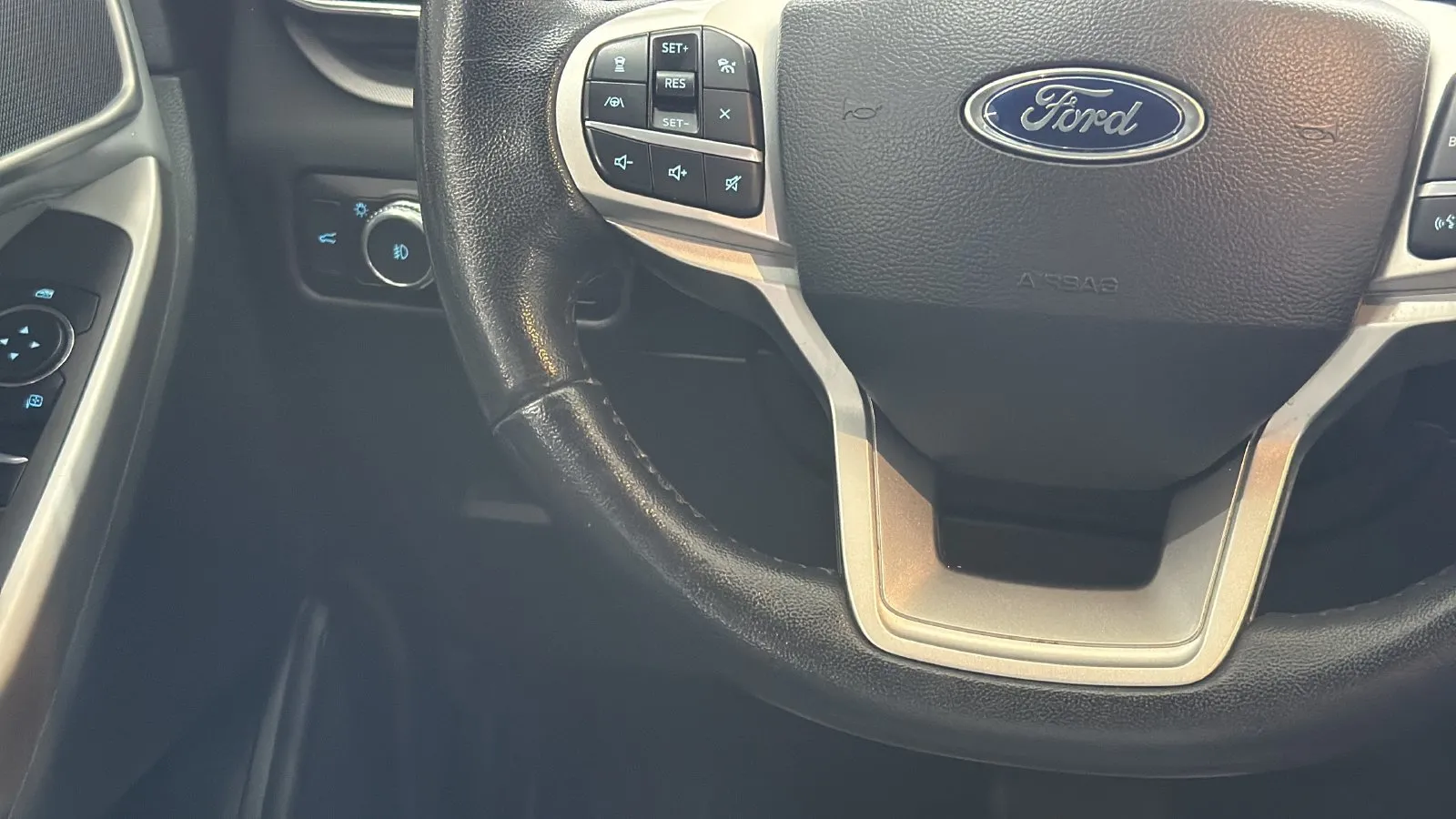 Ford Explorer photo 11