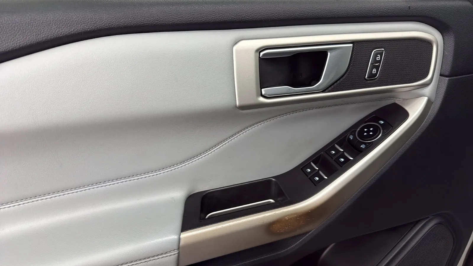 Ford Explorer photo 6