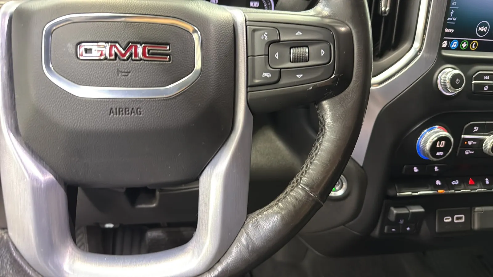 GMC Sierra photo 13