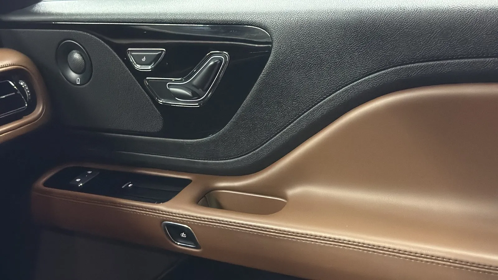 Lincoln Aviator photo 23