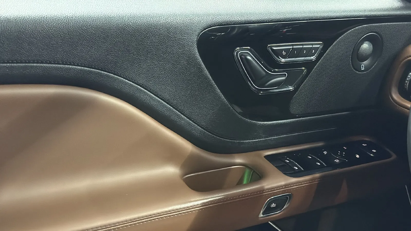 Lincoln Aviator photo 11