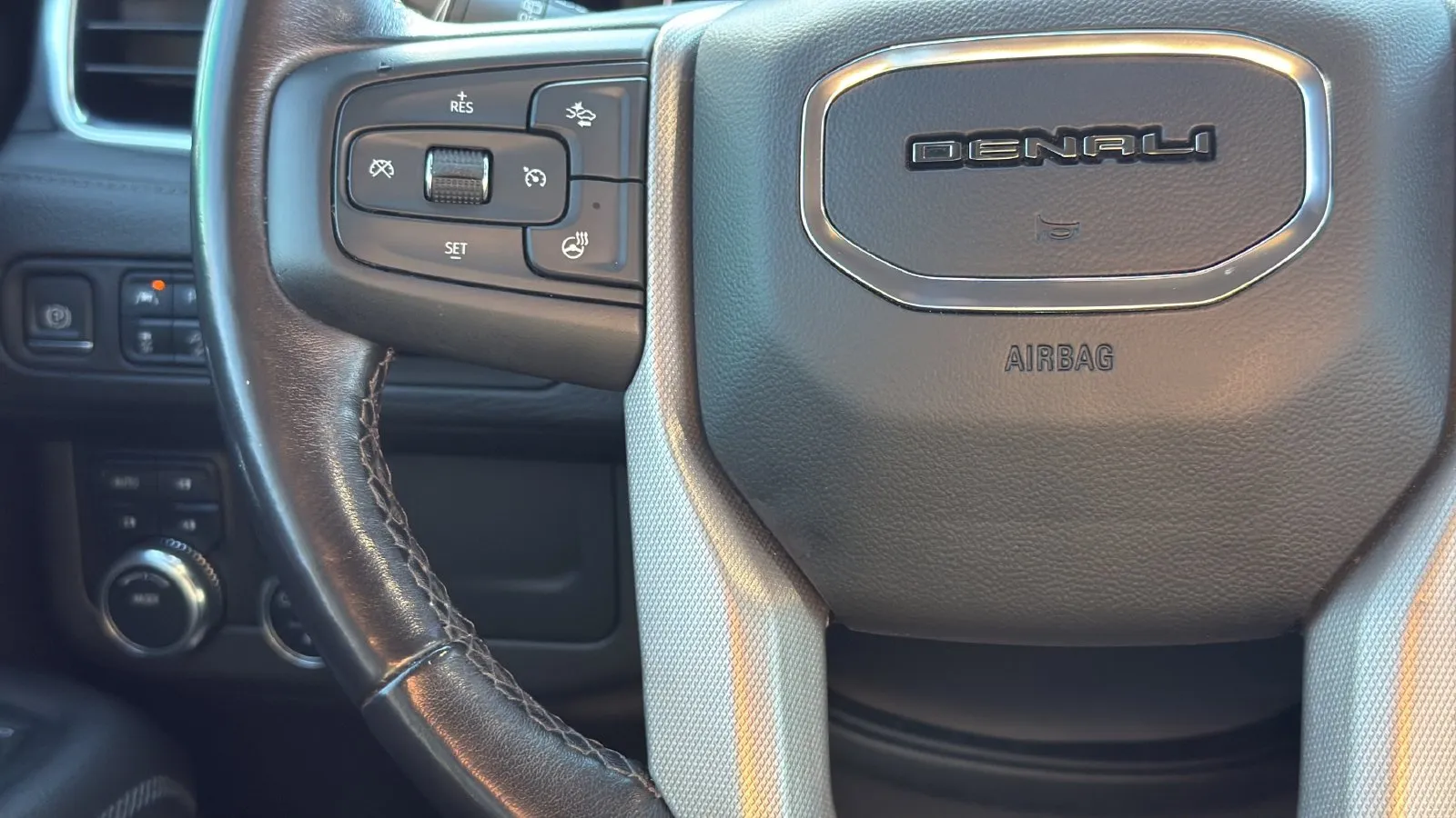 GMC Yukon photo 16