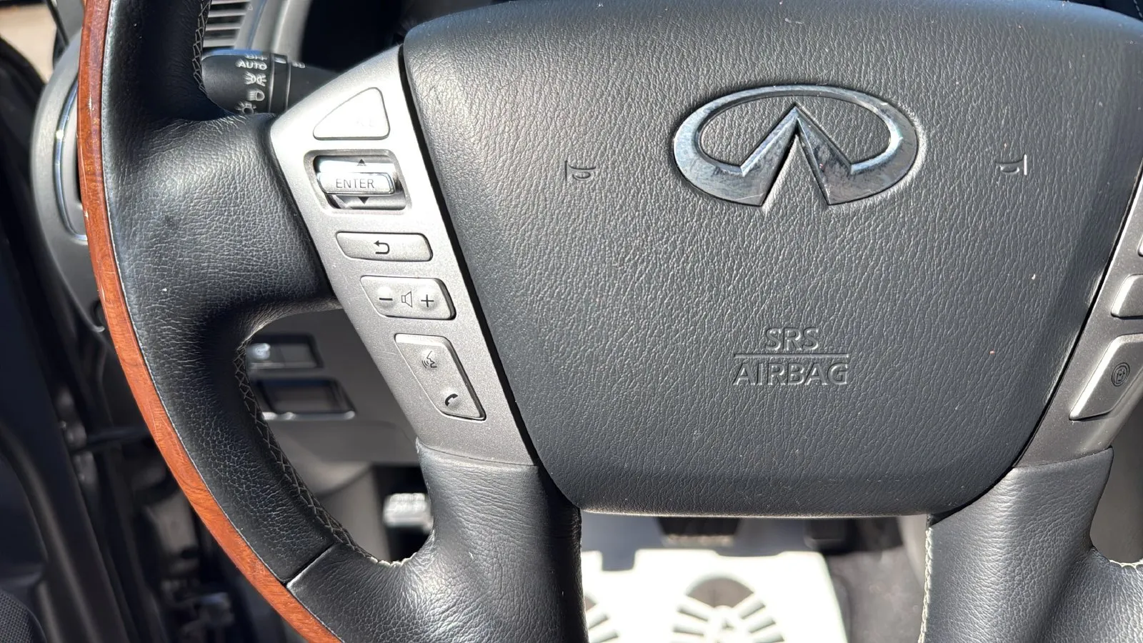 Infiniti QX80 photo 16