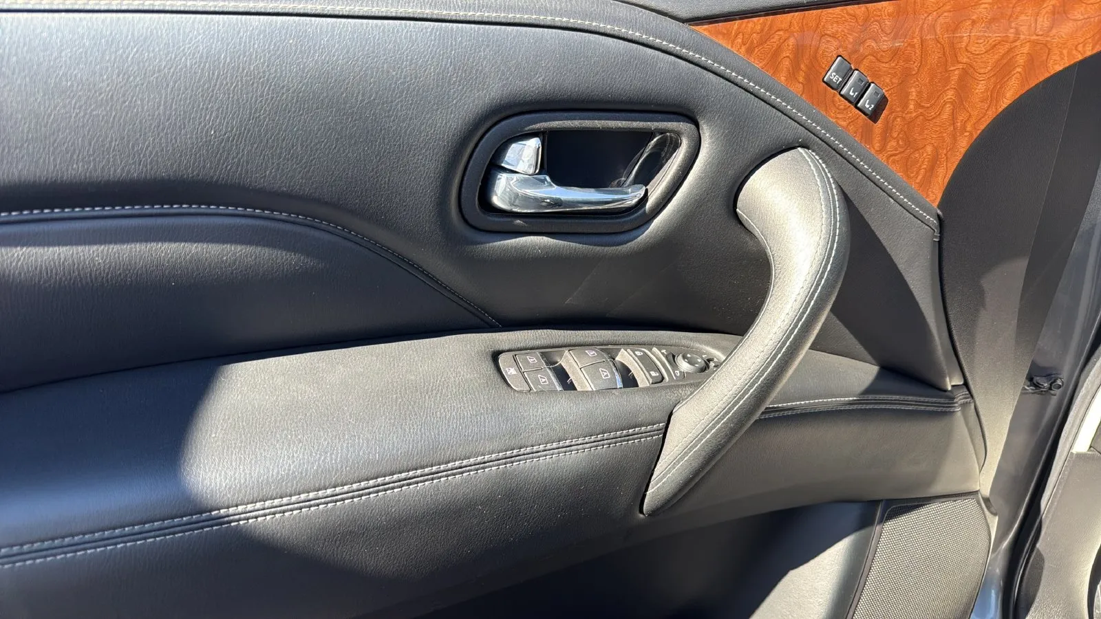 Infiniti QX80 photo 11