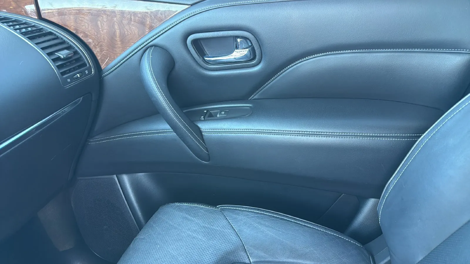 Infiniti QX80 photo 23