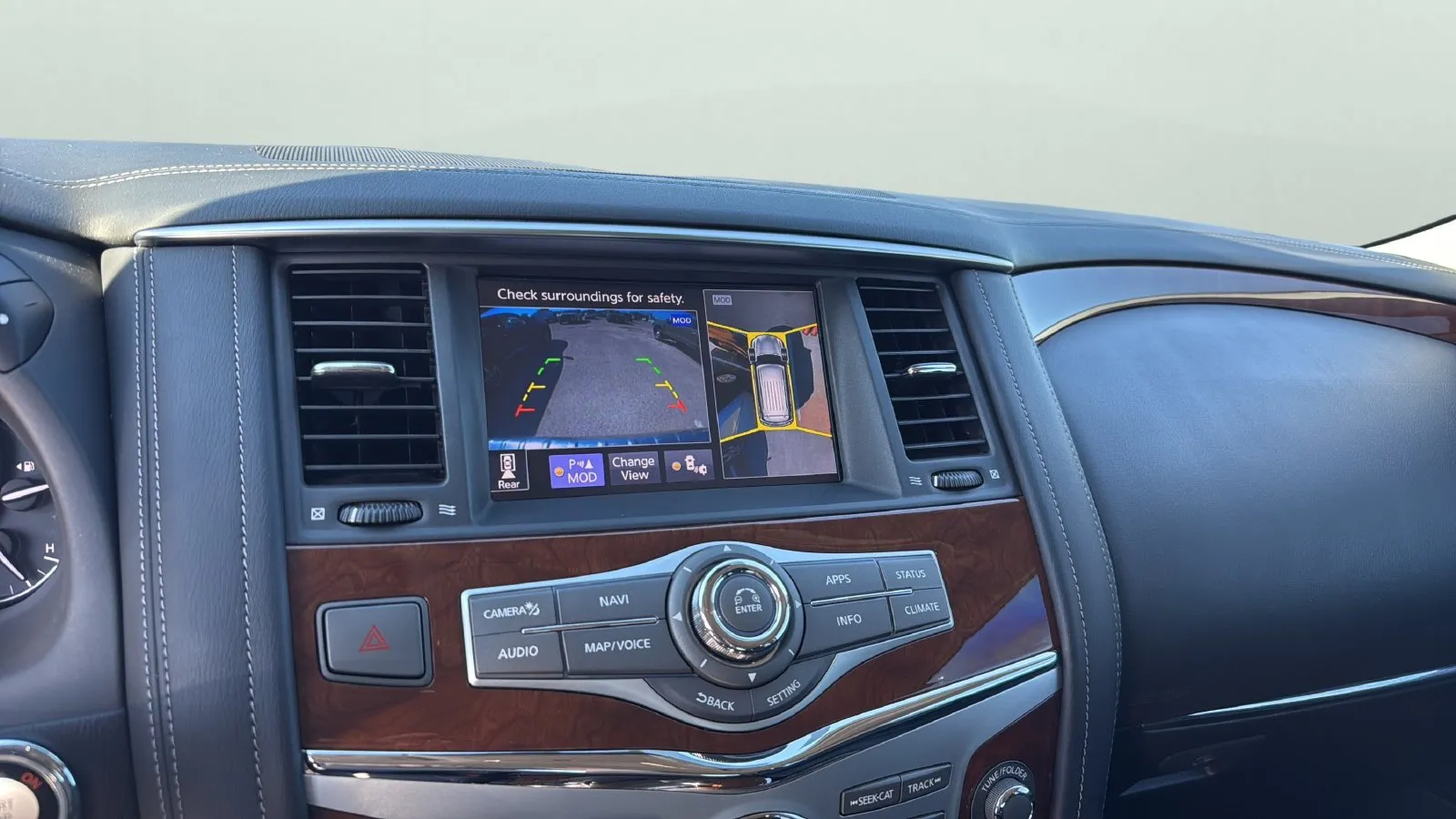 Infiniti QX80 photo 18