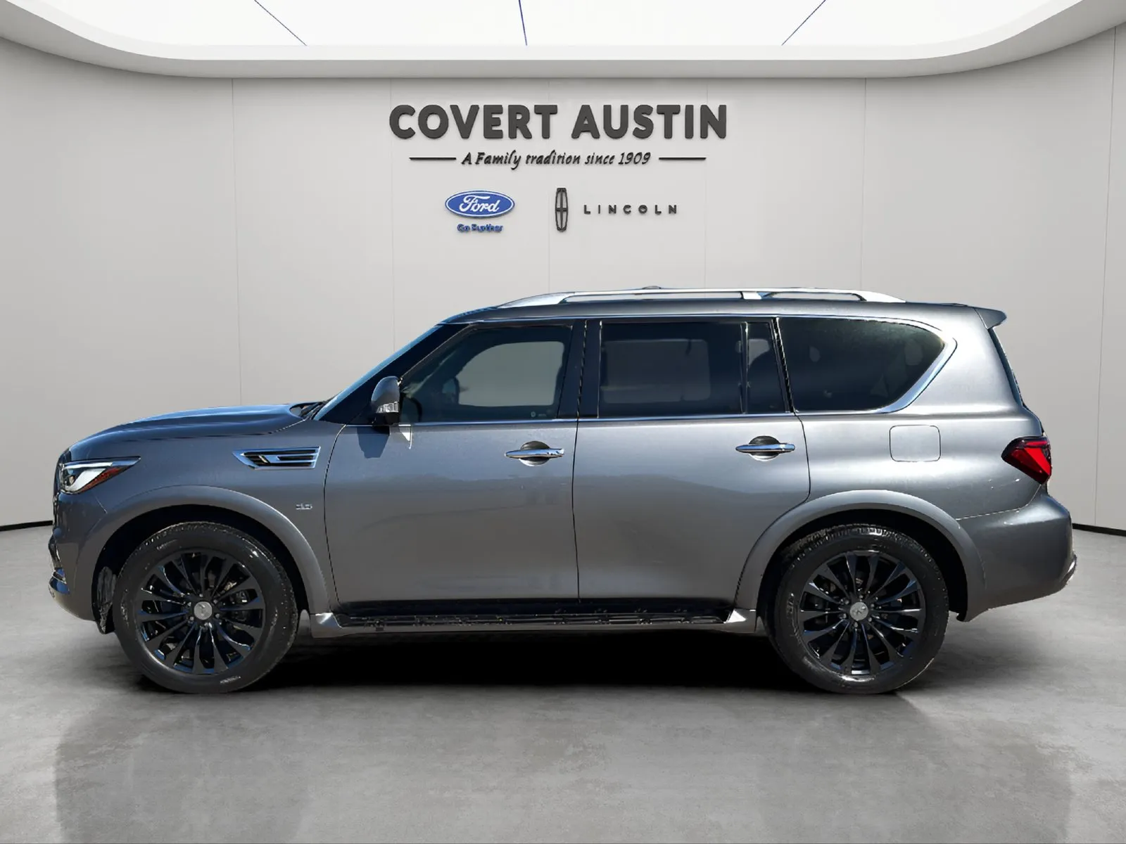 Infiniti QX80 photo 2