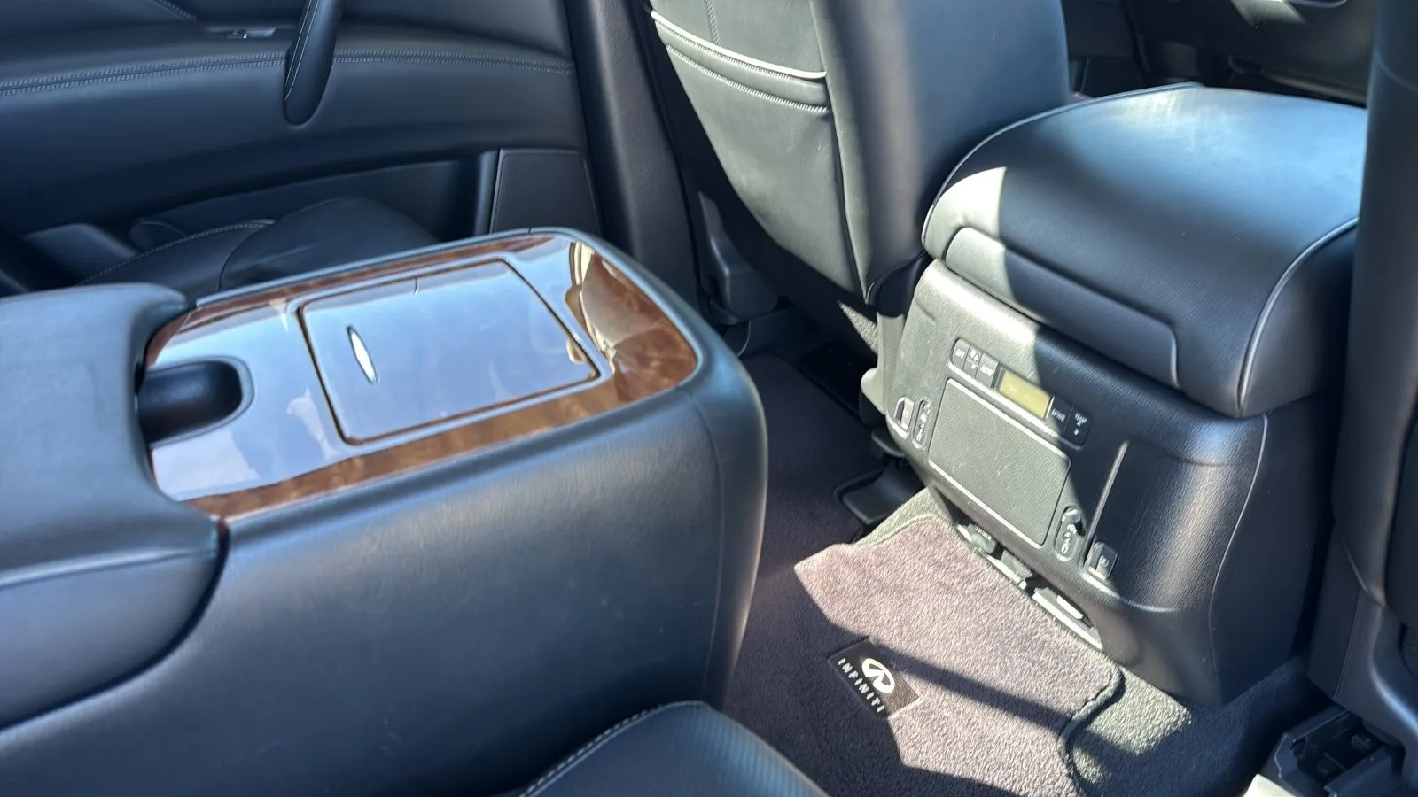 Infiniti QX80 photo 27
