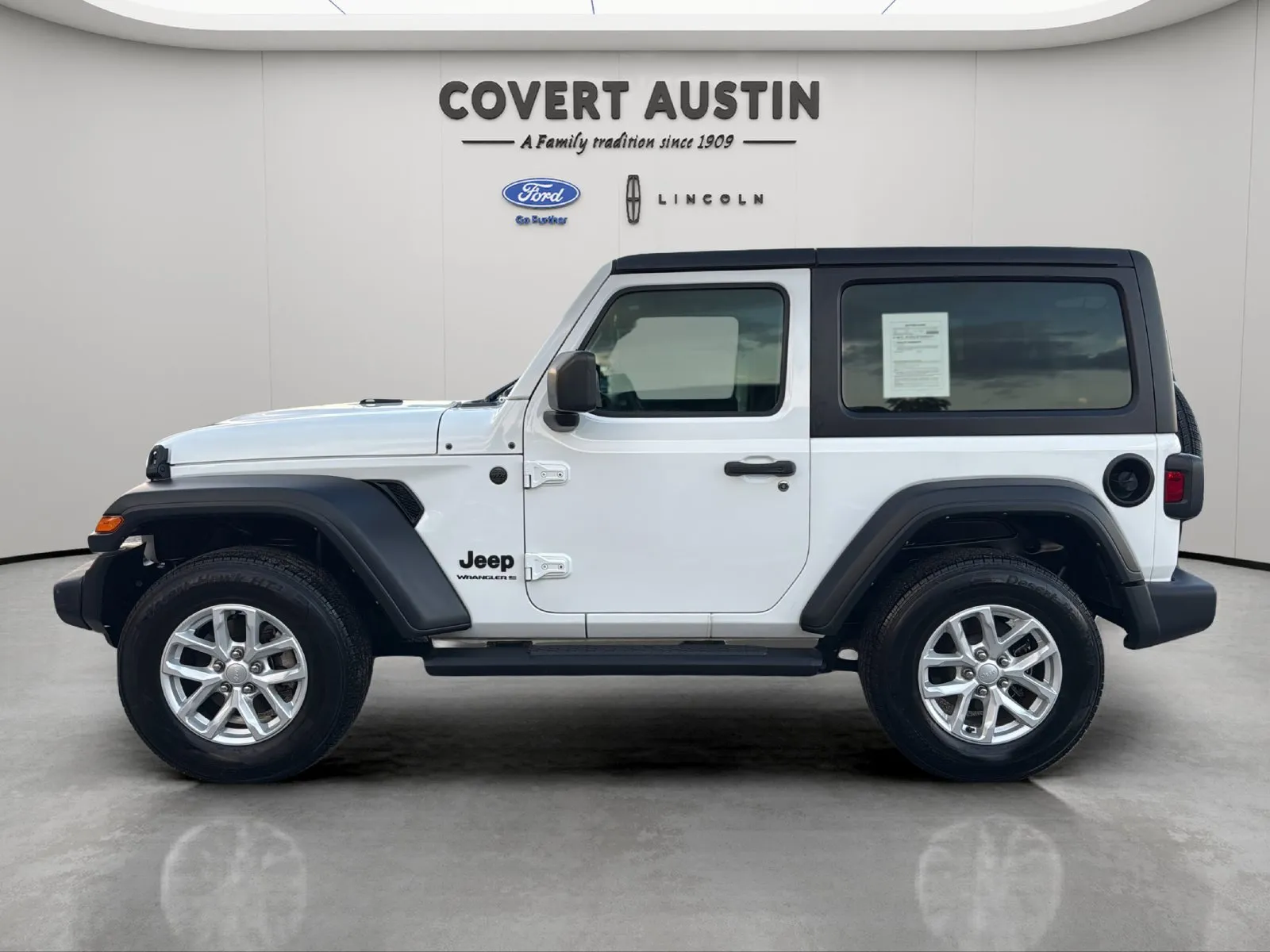 Jeep Wrangler photo 2
