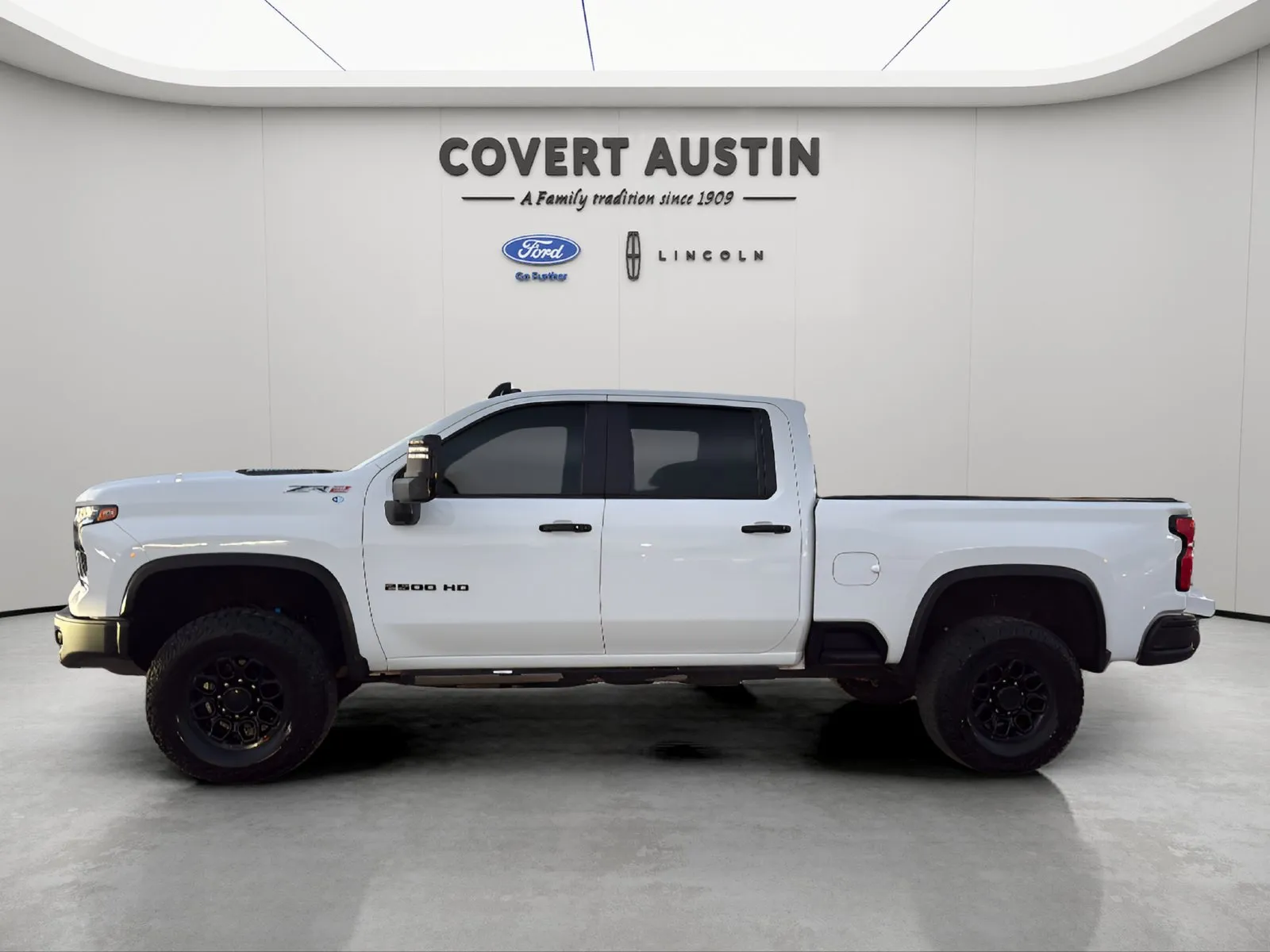 Chevrolet Silverado photo 2