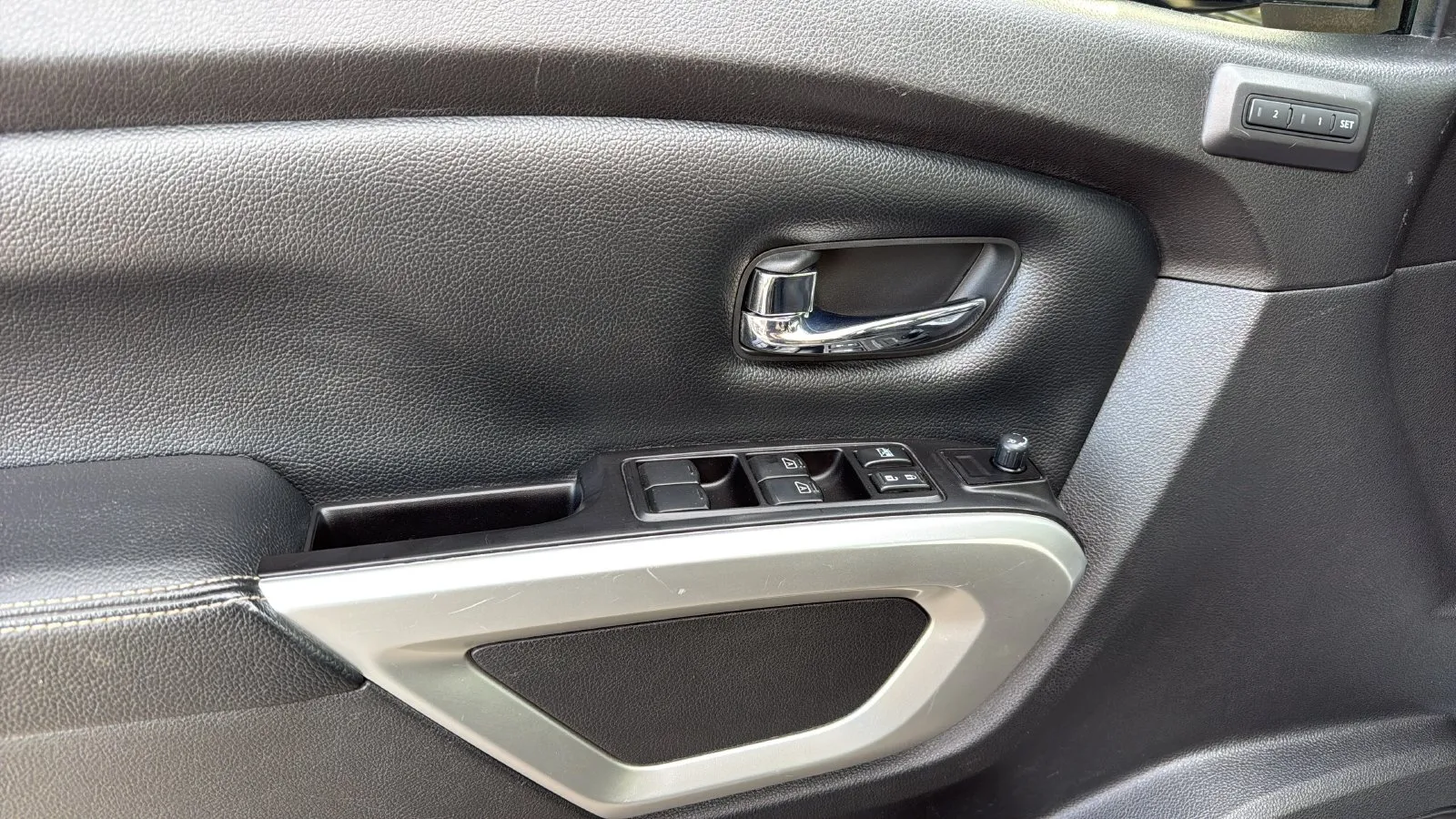Nissan Titan photo 9