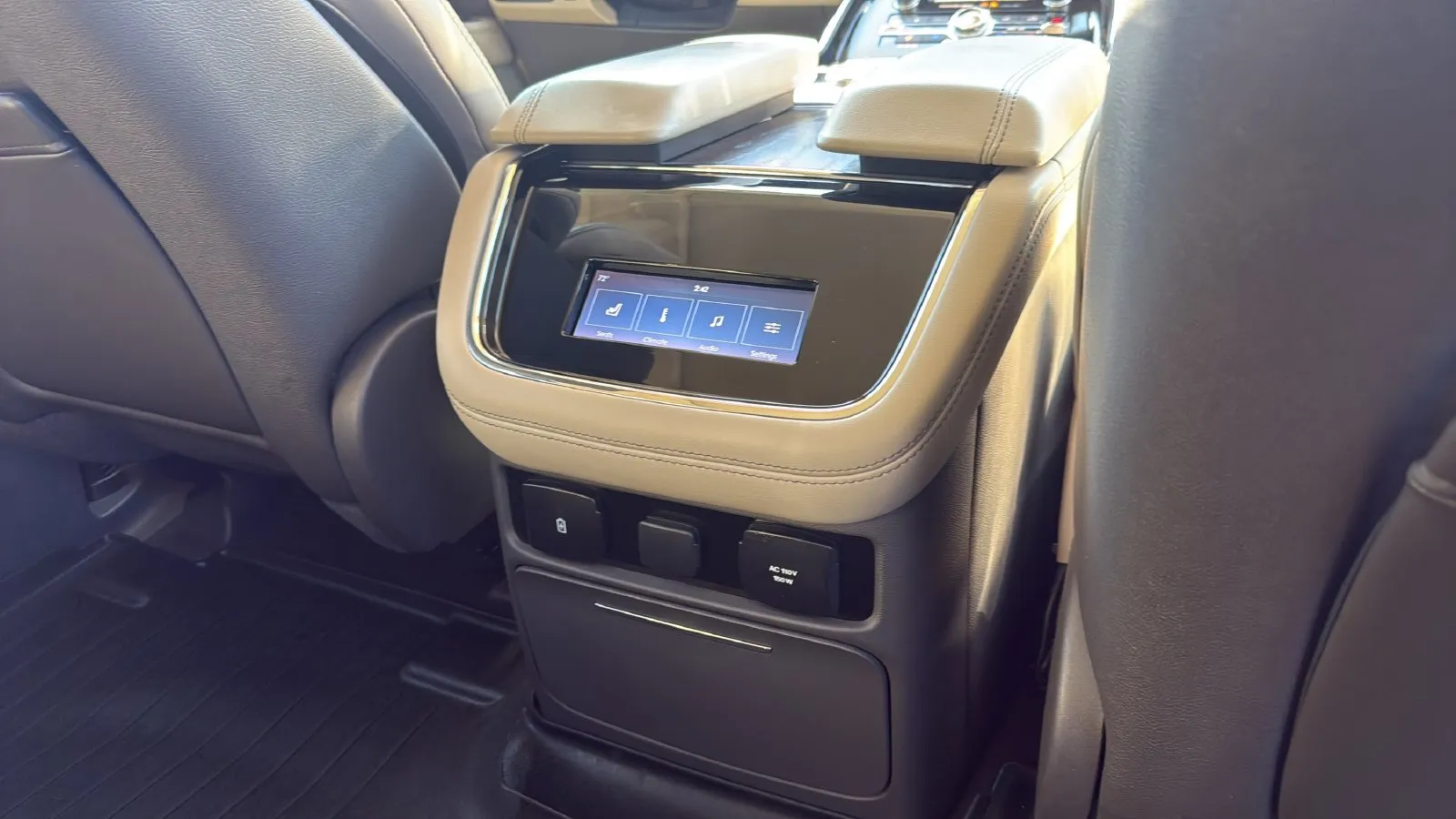 Lincoln Navigator L photo 27