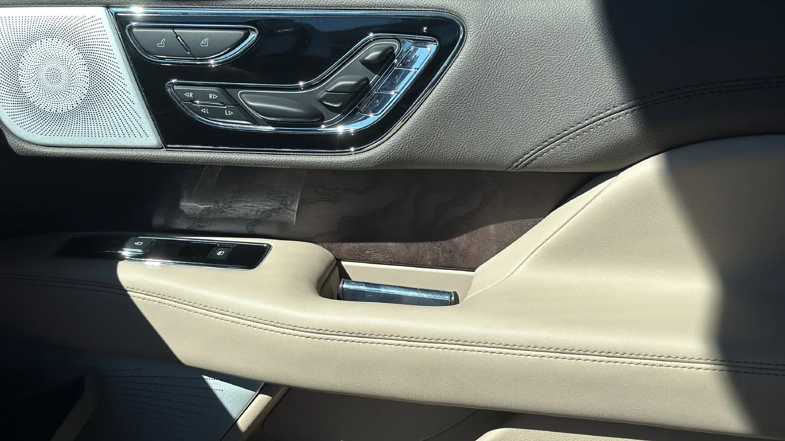 Lincoln Navigator L photo 23