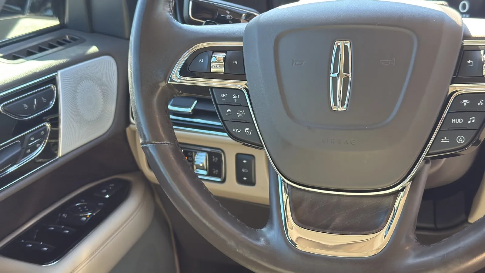 Lincoln Navigator L photo 16