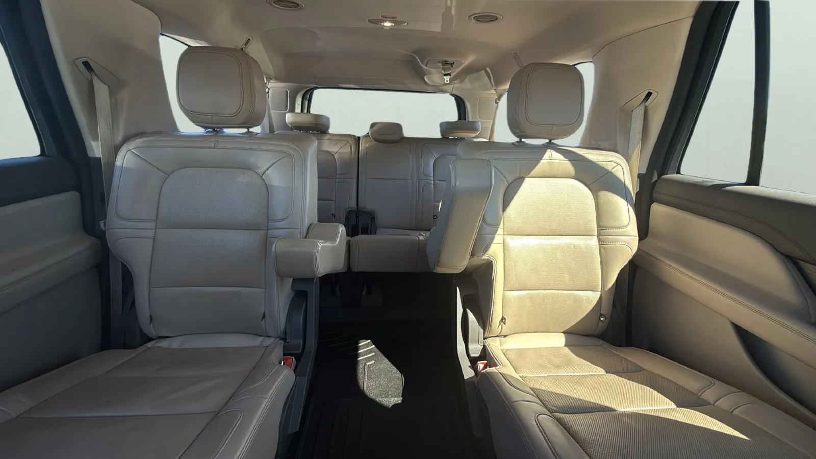 Lincoln Navigator L photo 25
