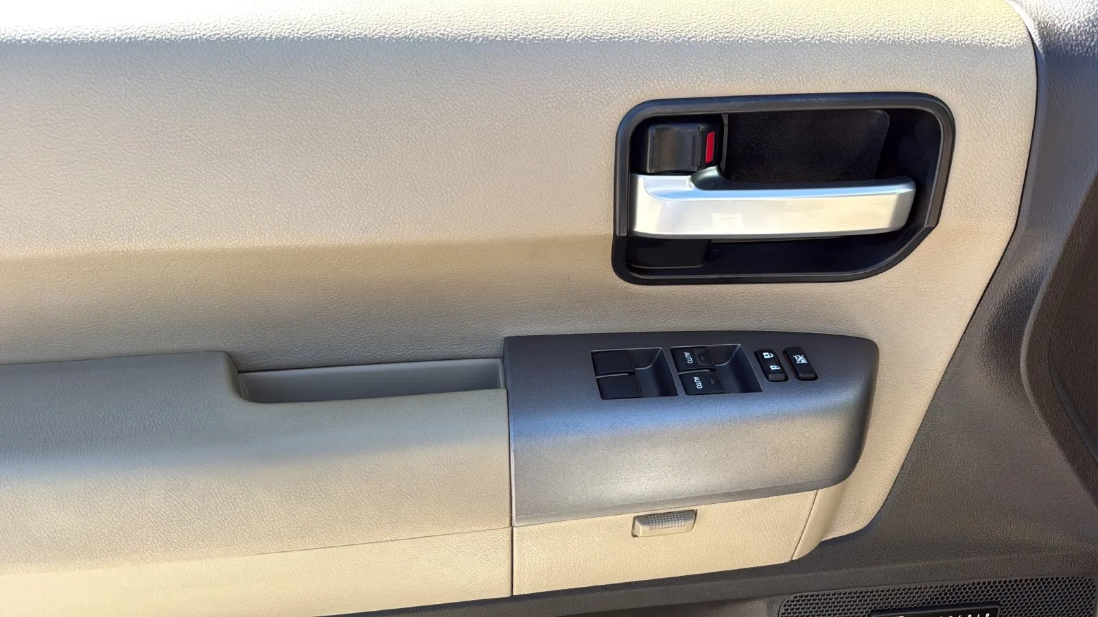Toyota Sequoia photo 9