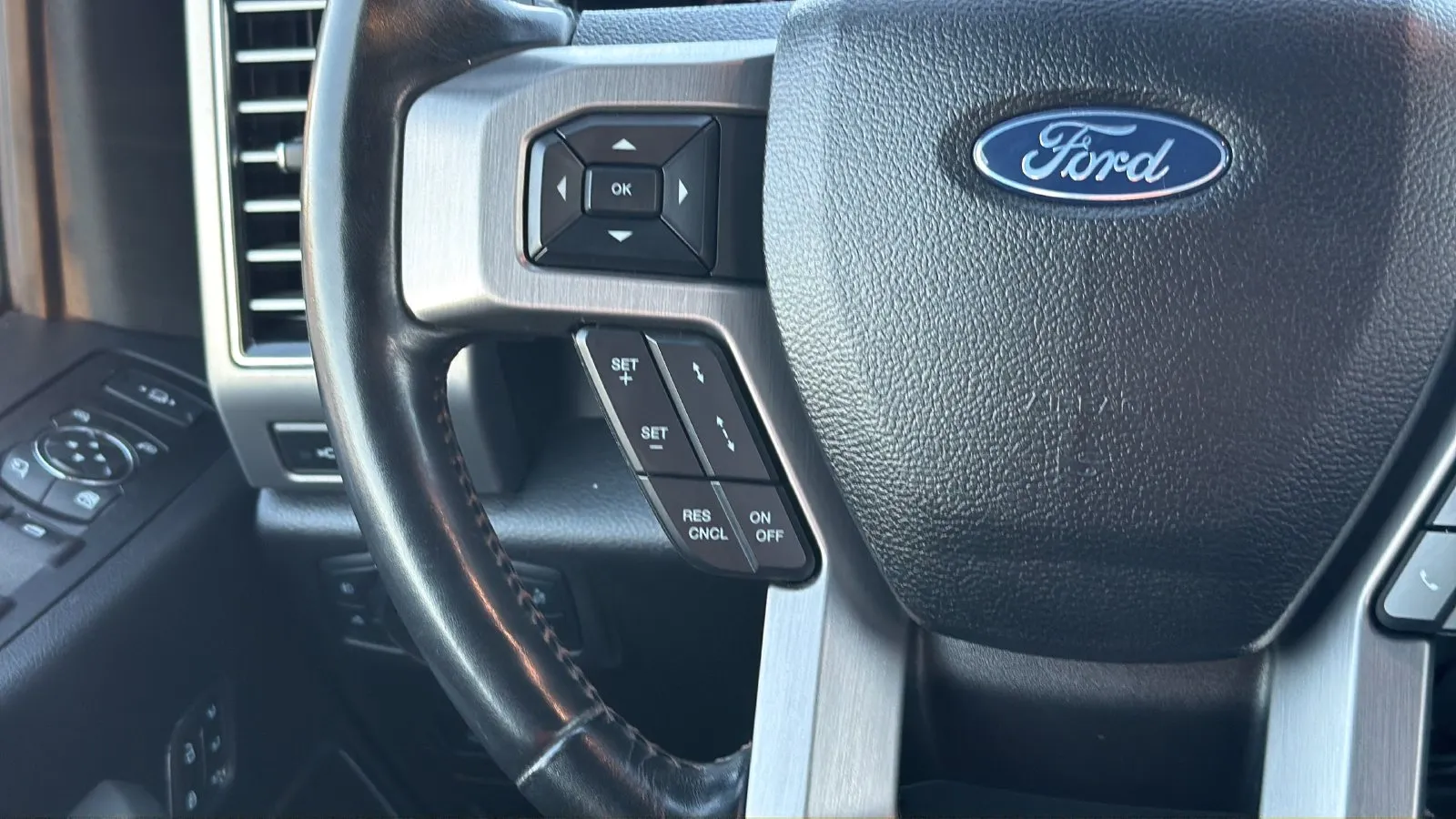 Ford F-250SD photo 16