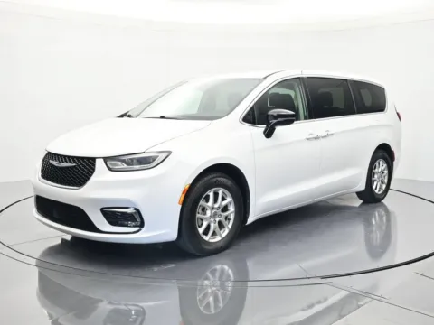 White 2024 Chrysler Pacifica Touring L for sale in Palatka, FL