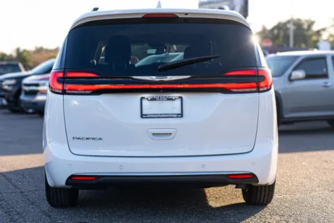 More photos of 2021 Chrysler Pacifica Touring L Minivan 4D at Winter Park Auto Exchange, FL