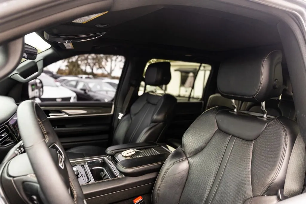 2022 Jeep Wagoneer Series II - Photo 12