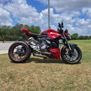 More photos of 2025 Ducati Streetfighter V2 at Winter Park Auto Exchange, FL