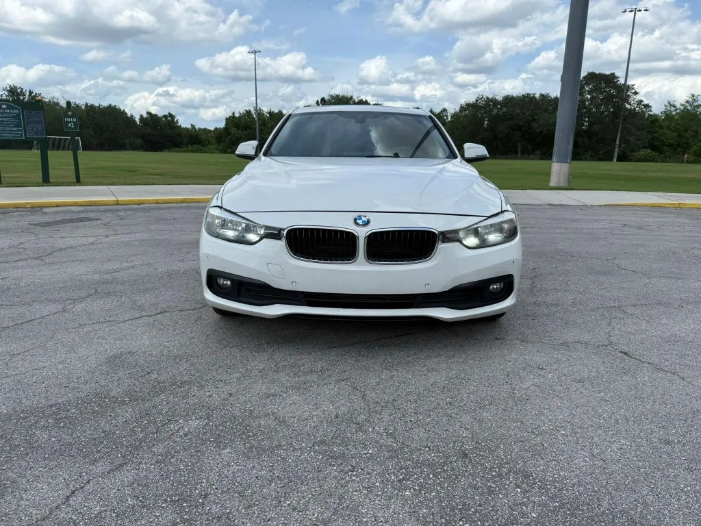 2017 BMW 3 Series 320i Sedan's photo