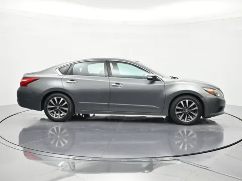 More photos of 2016 Nissan Altima 2.5 SL at Beck Chrysler Dodge Jeep RAM, FL