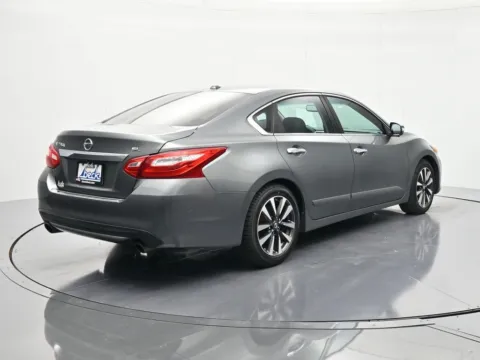 More photos of 2016 Nissan Altima 2.5 SL at Beck Chrysler Dodge Jeep RAM, FL