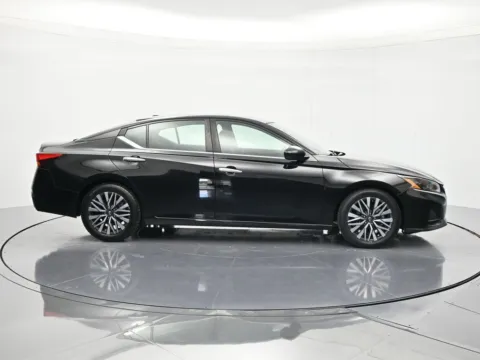 More photos of 2023 Nissan Altima 2.5 SV at Beck Chrysler Dodge Jeep RAM, FL