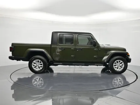 More photos of 2023 Jeep Gladiator Sport S at Beck Chrysler Dodge Jeep RAM, FL
