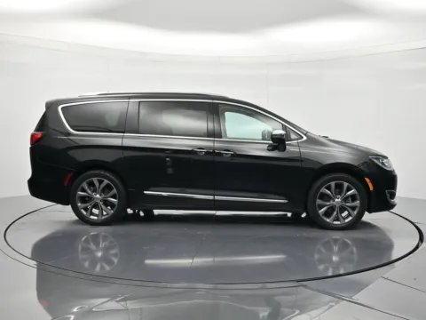 More photos of 2017 Chrysler Pacifica Limited at Beck Chrysler Dodge Jeep RAM, FL