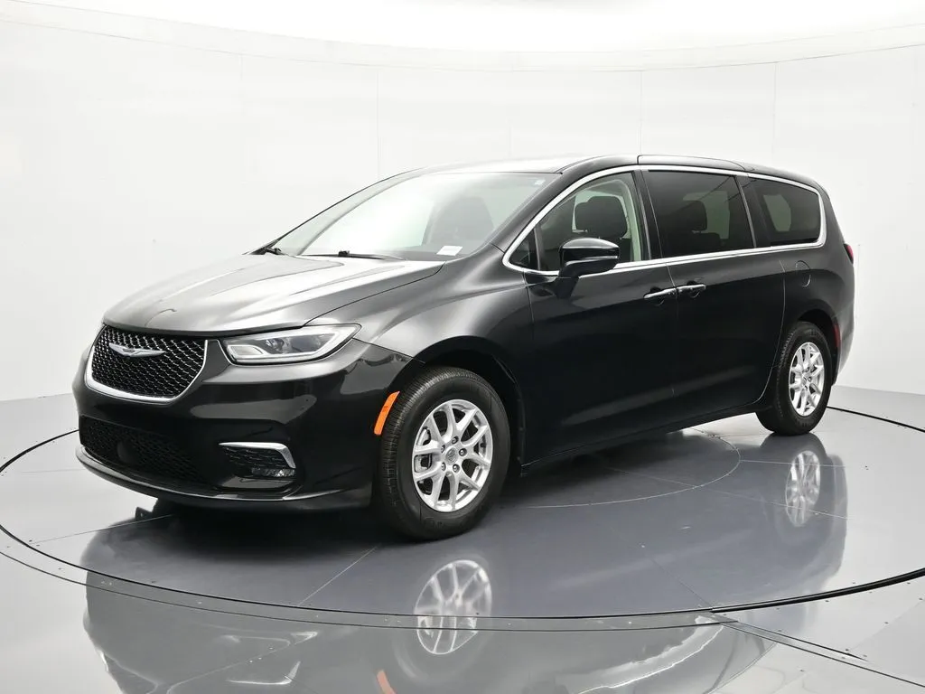 Black 2023 Chrysler Pacifica Touring L for sale in Palatka, FL
