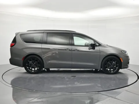 More photos of 2025 Chrysler Pacifica Limited at Beck Chrysler Dodge Jeep RAM, FL