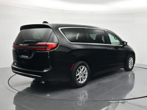 More photos of 2025 Chrysler Pacifica Select at Oasis Auto Sales, FL