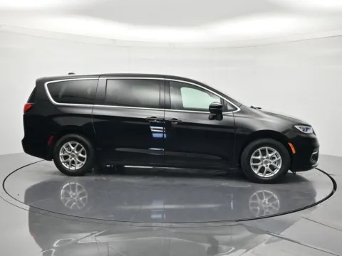 More photos of 2025 Chrysler Pacifica Select at Oasis Auto Sales, FL