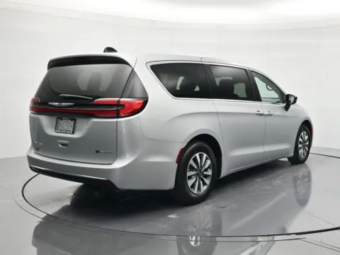 More photos of 2024 Chrysler Pacifica Hybrid Select at Oasis Auto Sales, FL
