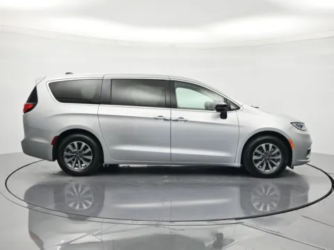 More photos of 2024 Chrysler Pacifica Hybrid Select at Oasis Auto Sales, FL