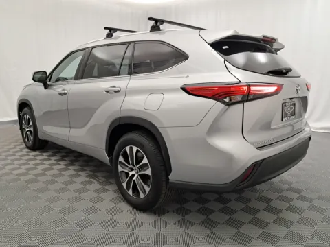 More photos of 2021 Toyota Highlander XLE at Autos of Chicago, IL