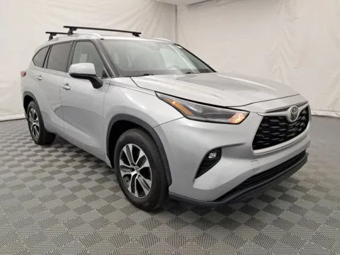 Photos of 2021 Toyota Highlander XLE for sale in Arlington Heights, IL at Autos of Chicago