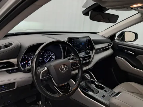 More photos of 2021 Toyota Highlander XLE at Autos of Chicago, IL