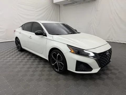 More photos of 2023 Nissan Altima 2.5 SR at Autos of Chicago, IL