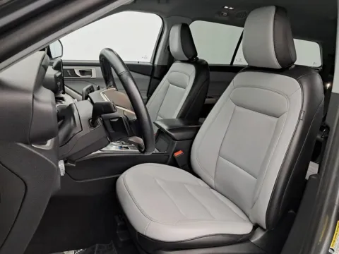 More photos of 2021 Ford Explorer XLT at Autos of Chicago, IL