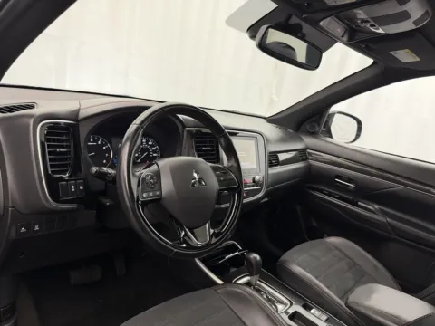 More photos of 2020 Mitsubishi Outlander SEL at Autos of Chicago, IL