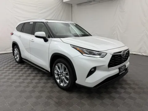 More photos of 2022 Toyota Highlander Limited at Autos of Chicago, IL