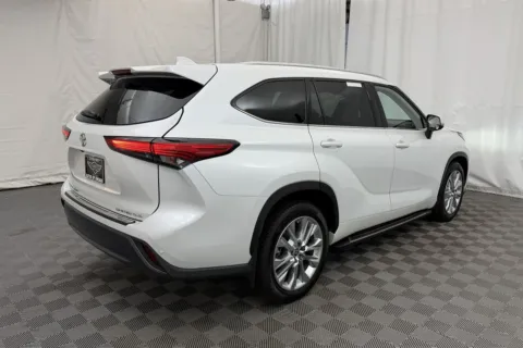 More photos of 2022 Toyota Highlander Limited at Autos of Chicago, IL